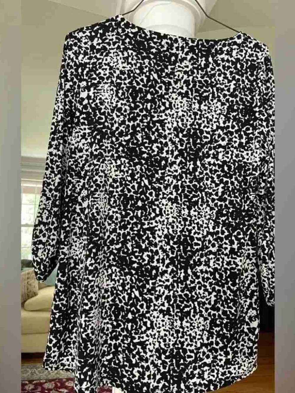 Evan Picone women’s black and white long sleeve Rushed. Blouse size large . - Picture 2 of 4